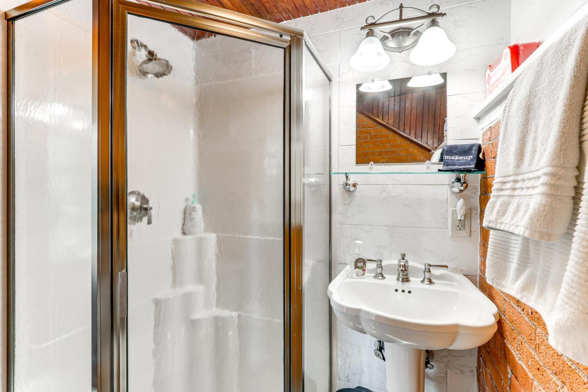 Downtown Essex Apartment - Steps To River! Esterno foto